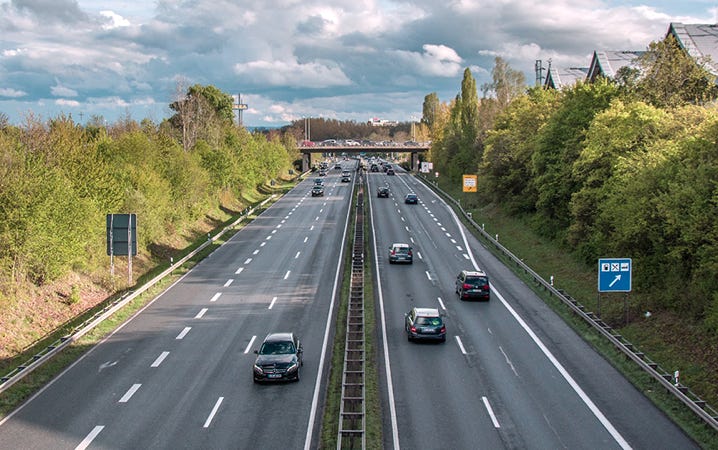 Bild von mehreren Autos auf der Autobahn